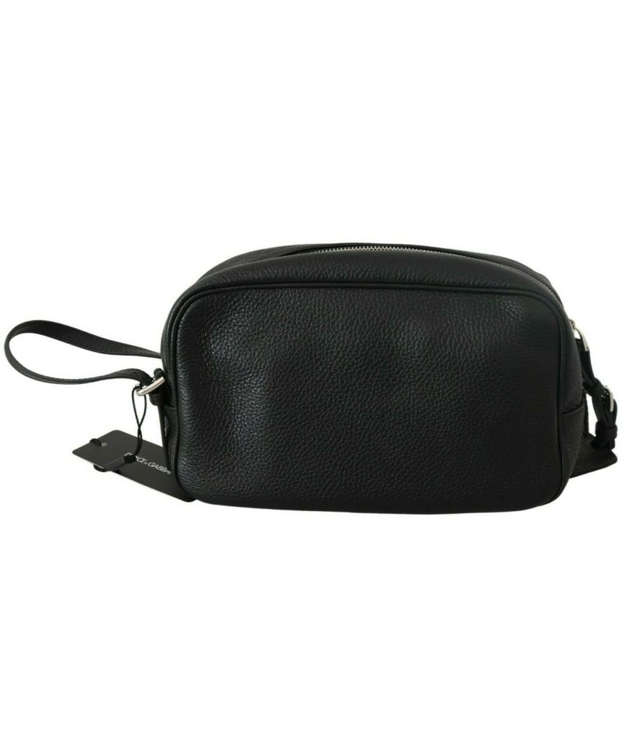 Dolce Gabbana Absoluut verbluffend, 100% authentiek, gloednieuw met tags Dolce & Gabbana Men ’ s tas Model: handtoiletiekoppelingszak De kleur zwart Riem: polsband Materiaal: 100% leer Canvas binnenvoering Twee binnenzak met ritssluiting Ritssluiting Logo -details Gemaakt in Italië Metingen: 22 cm x 16 cm x 11 cm