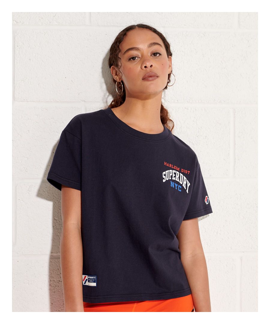 Whether you're looking for an extra chilled look, or a sporty vibe, we've got you covered with the Varsity Arch Mini Boxy T-Shirt.Boxy fit – looser and more flowing, for those times when you need room to moveShort sleevesCrew necklinePrinted graphicSignature logo patch