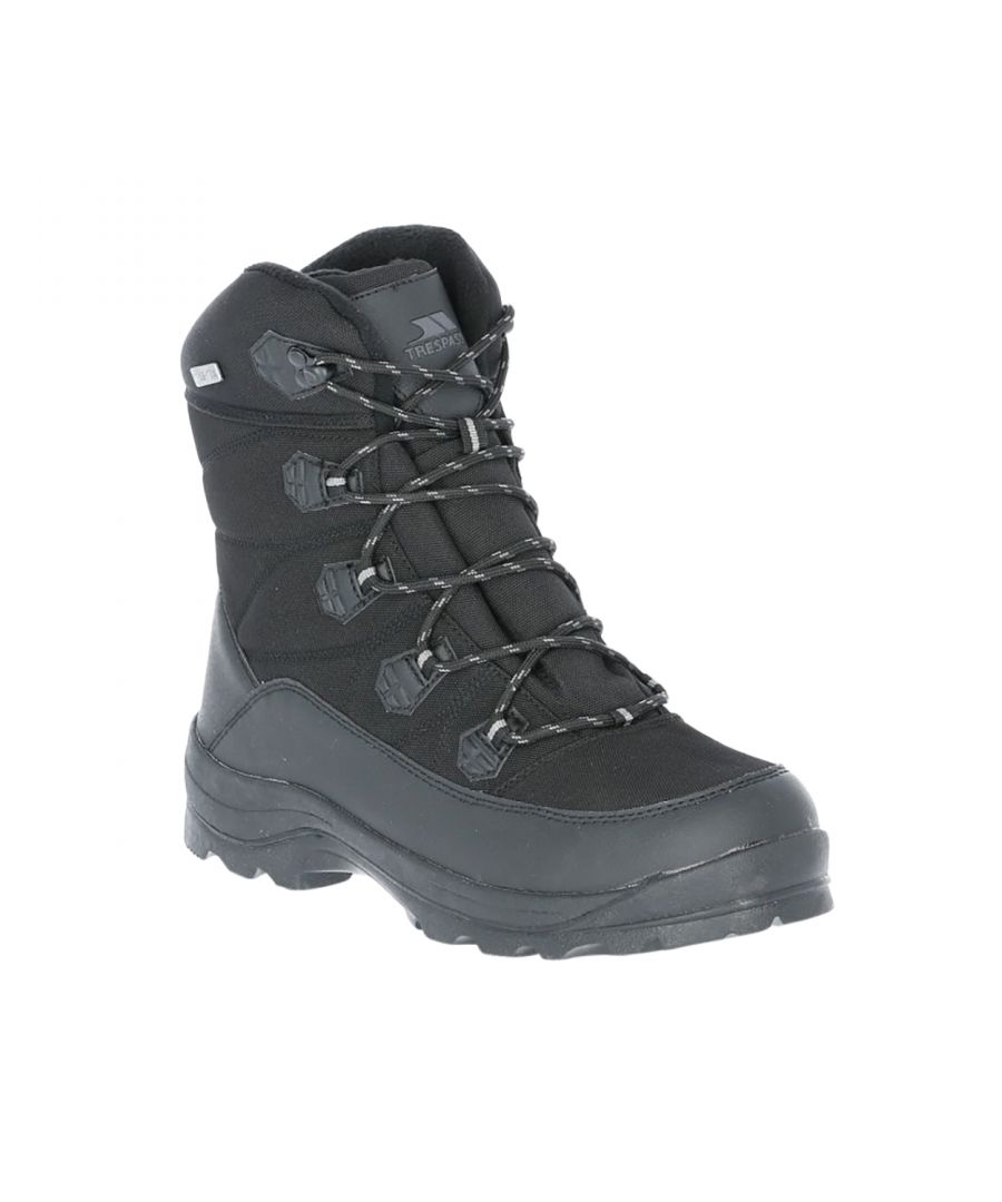 Mens snowboot. Oil resistant non-marking sole. Quilt effect stitch lines. Warm fleece lining. Waterproof and breathable. Upper: PU, textile, Lining: fleece, waterproof membrane, Outsole: rubber.