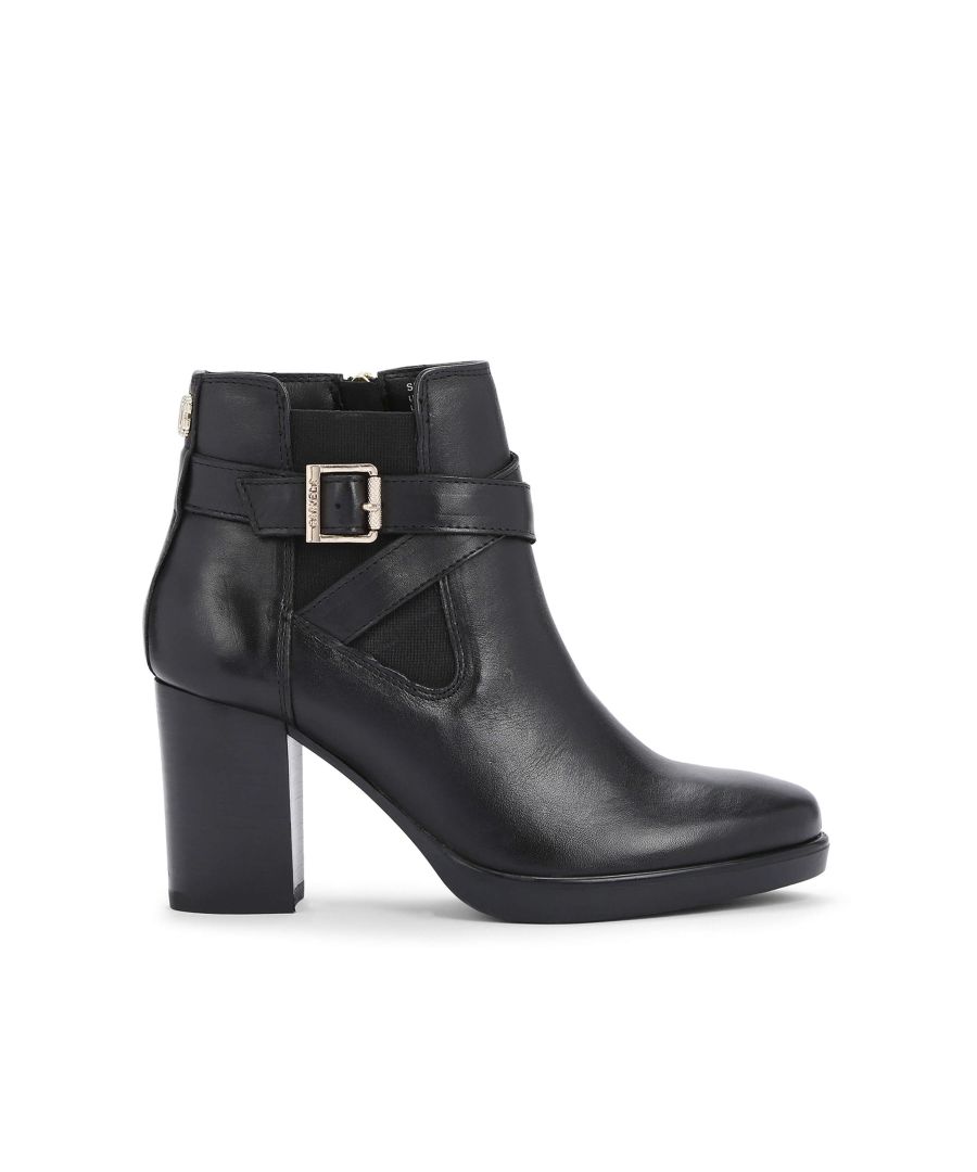 The Silver2 ankle boot features a black leather upper. The ankle features a golden buckle as well as zip pull. This style features ‘All Day Long’ technology. Heel height: 80mm.