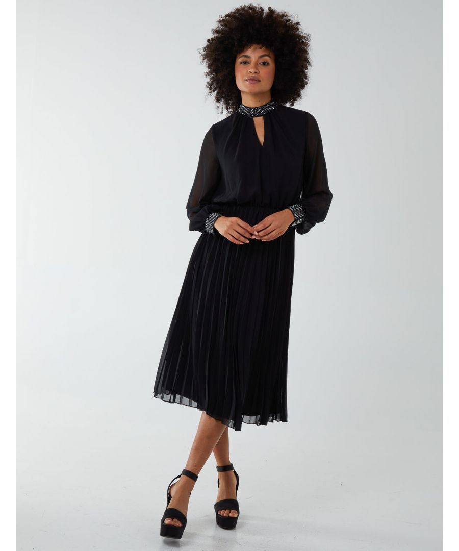 We combined elegancy with professionalism in this shirt midi dress - because we love a dress that can be worn on an evening out with friends after work. It features a high neckline, and elasticated waist.