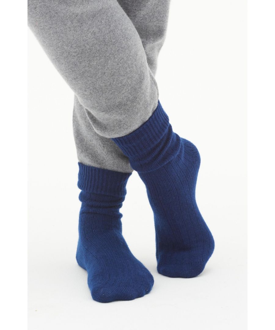 These socks are knitted in cashmere for a soft handle and finely ribbed at the cuffs to prevent them from slipping. A small amount of elastane ensures they wash and wear well.