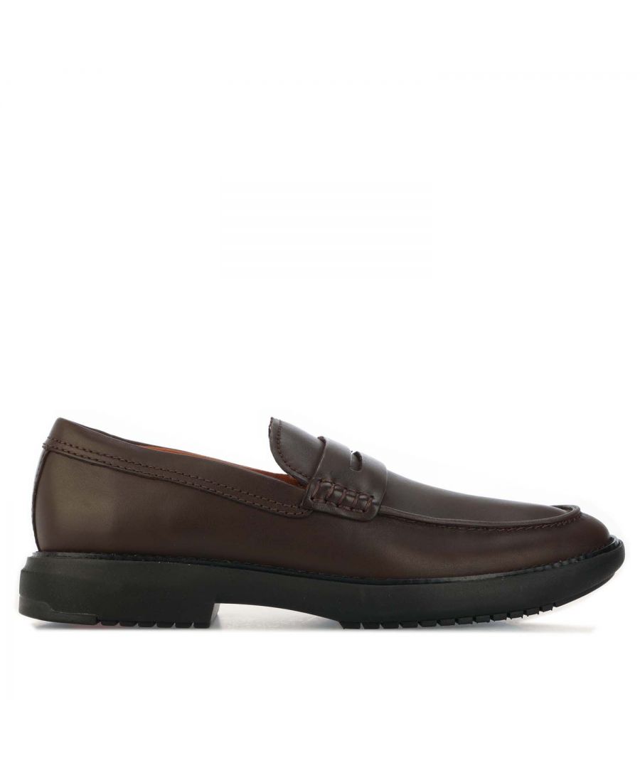 Mens Fit Flop Irving Leather Loafers in chocolate.- Leather upper.- Slip-on construction.- Coin-Slot strap accent.- Moc-Stitched toe.- Dynamicush Technology Enhances Cushioning While Minimizing Impact.- Slip-Resistant Rubber outsole.- Ref: V51167
