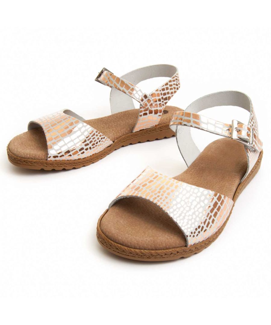 Made in Spain, this sandal is perfect for day to day for its comfort and versatility. Manufactured in first quality natural leather, chrome free VI. Comfortable and very flexible, perfectly adjustable to the foot. Comfortable gel leather template, which apart from cushioning your foot, also perfectly adapts to the sole of your foot. The Polyurethane won't wear out, is non -slip and makes the shoe lighter. Low carbon footprint. CAPSULA BY ISABELLA collection for our brand. Purapiel guarantee 10 years of guarantee. Approximate measures: wedge 2 cm and 1 cm Platform. Approximate measure of the interior: size 35/22,2 cm; Size 36/22.8cm; Size 37/23,4 cm; Size 38/24 cm; Size 39/24.6 cm; Size 40/25.2 cm; Size 41/25.8 cm.