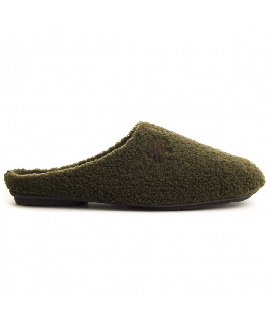 Comfortabele huisschoen voor mannen. Alles wat deze schoen heeft, is voor uw totale comfort. Breed en comfortabel als laatste voor de rest van je voeten. Perfect voor de kou, omdat de binnenste voering van zacht haar je voet warm houdt. De gehele gewatteerde plant die de impact kussen en de impact vermindert. 100% in Spanje gemaakt die die toegevoegde kwaliteitswaarde biedt. Niet -slip rubberen vloer met het kenmerk van worden vervaardigd door een gevulkaniseerd proces. De gevulkaniseerde biedt een grotere flexibiliteit die zich vertaalt in een veel gezondere en comfortabelere wandeling. Maar niet alleen dat, maar verhoogt ook aanzienlijk de nuttige levensduur van het product, omdat de zool volledig is verzegeld met de schoen, dus ze zullen er veel langer als nieuw uitzien. Dubbel versterkt voor een grotere duurzaamheid. Kleine binnenwig van ongeveer 3 cm, zodat de houding ontspannen aanvoelt en gezondheidsproblemen vermijdt.