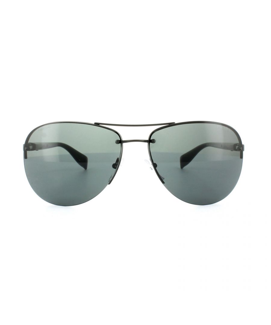 Prada Sport Zonnebril 56ms 1Bo1a1 Semi-glanzend zwart Grijs zijn een semi-rouwloos frame in de vliegerstijl met een dun metalen frame en relatief slanke acetaatarmen met de klassieke Linea Rossa rode streep langs de armen.
