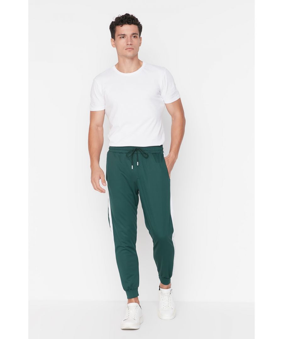 Het product op de paspop is maat M Afmetingen van het model: Hoogte: 1,89 Buste: 99 Taille: 77 Heupen: 98 100% Polyester Regular Fit: Het is een comfortabele, niet-lichaamspasvorm. Er is iets meer overvloed in schimmel dan slim fit. In conceptfoto's kunnen kleuren variëren vanwege het verschil in licht.