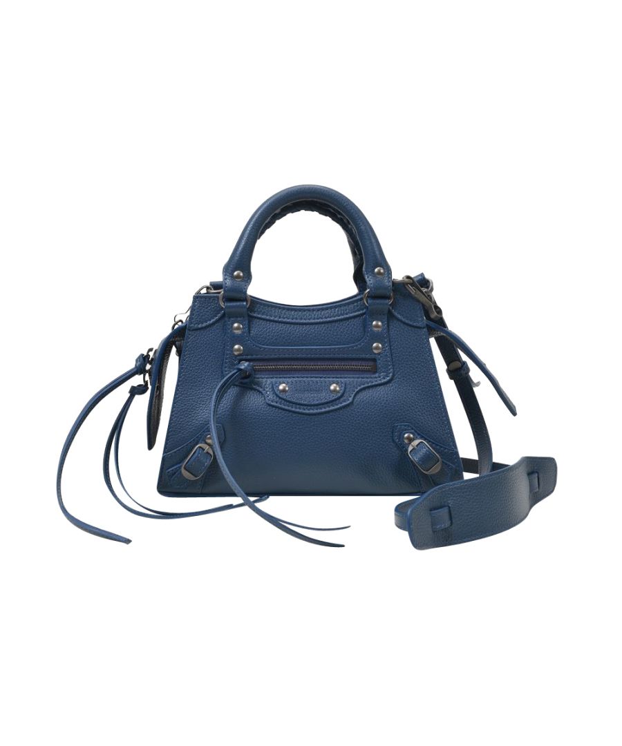 The Mini version of the Neo Classic City from Balenciaga features the same iconic features. It comes in blue leather, and works every day of the week, with an edgy biker jacket, a casual jean jacket, or a suede jacket for a boho feel. Top handle : 8 cm - Shoulder strap : 80 to 120 cm. Worn two ways - Two top handles and One adjustable. detachable shoulder strap. Material : Grained Leather. Lining : Leather. Colour : Bleu - 4403 Petrol Blue. Closure : Top Zip. Interior : Patch pocket.
