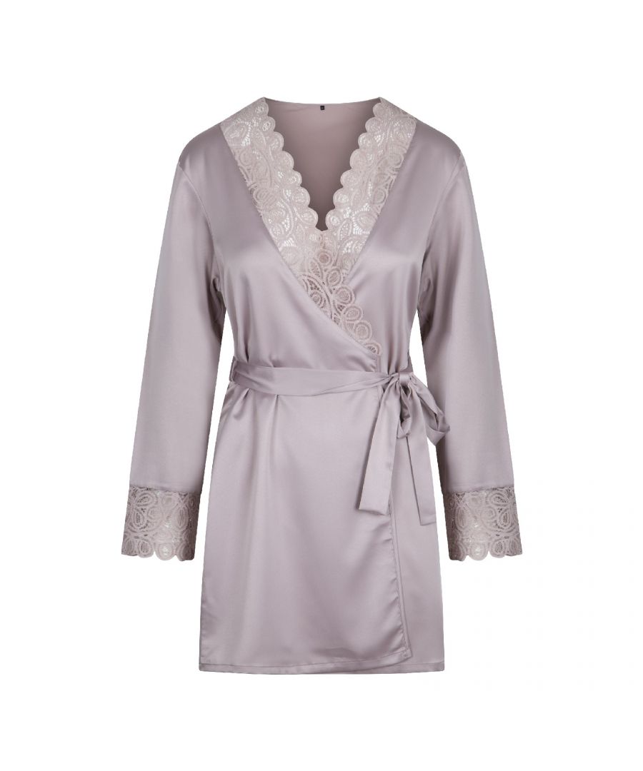 Bark Elegance In love with lace! Deze elegante serie is gemaakt van een uniek kant. Bark Elegance is een echte toevoeging aan je lingeriecollectie. De kimono heeft een satijnen look en een wikkelsluiting met boord. De kanten rand langs de mouwen en hals maken deze kimono helemaal af!