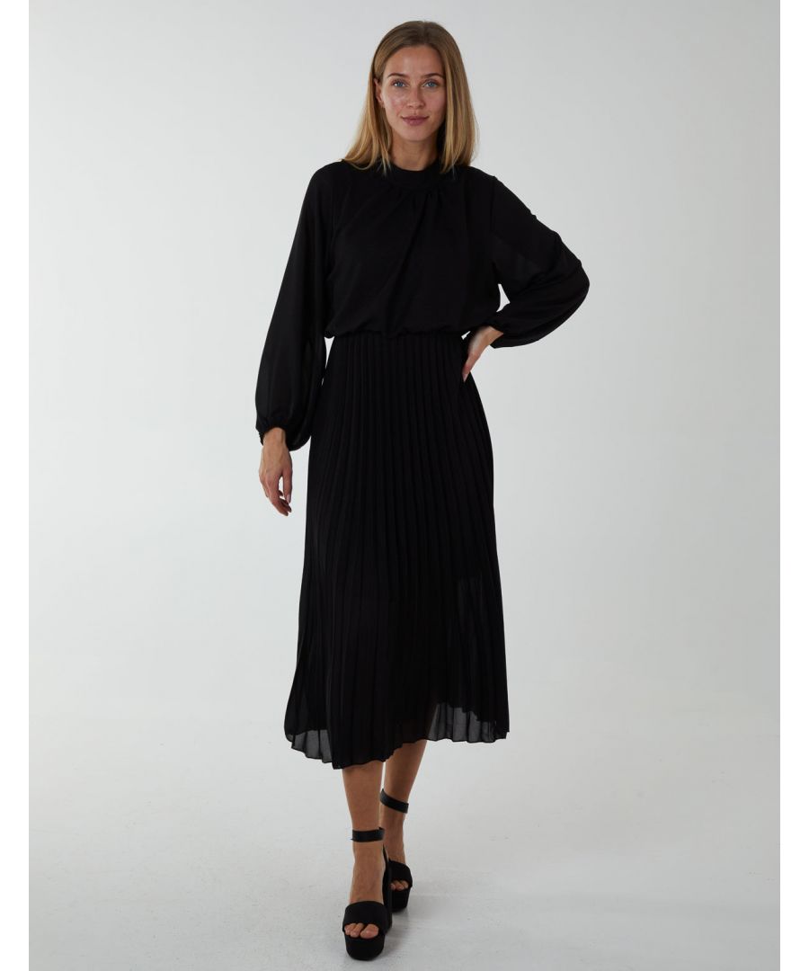 Here at Blue Vanilla, we want you to look and feel your best at all times. Which is why we want you to get to know this adorable midi dress. It has all the elemtents we love - long sleeves, a high neckline and a pleated skirt. You will not go wrong wearing this on casual city break, and you defnitely not go wrong styling this dress with high knee boots. 