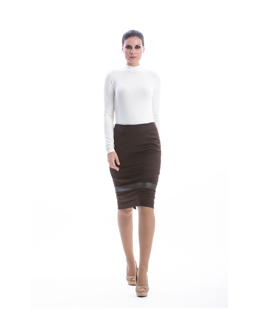 Skirt CONQUISTA in brown with a decorative horizontal faux leather panel at the hem. Stretch polyester lining. Straight silhouette and knee length. The model is 1.77m and is wearing size 36/S. 56%COTTON-43%VISCOSE-1%ELASTANE