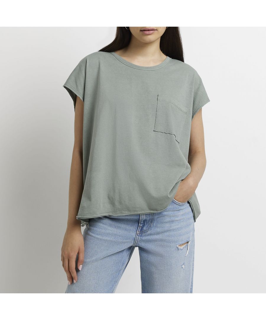 > Brand: River Island> Department: Women> Colour: Khaki> Type: T-Shirt> Material Composition: 100% Cotton> Material: Cotton> Size Type: Regular> Neckline: Crew Neck> Sleeve Length: Short Sleeve> Occasion: Casual> Pattern: Washed> Season: AW22