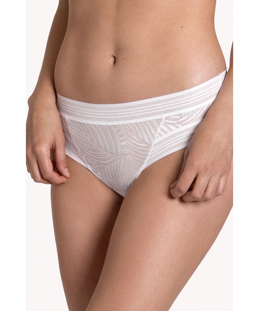These elegant bikini briefs from the Lisca 'Helen' range combine comfortable elastic jacquard fabric with decorative elastic, and metal details. Elegant and refined these classic cut briefs are a perfect addition to your lingerie collection.