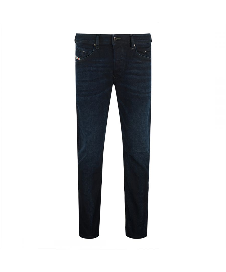 Diesel Belther-R R46D8 jeans. Diesel blauwe jeans. Stretchdenim 99% katoen en 1% elastaan. Jeans met 5 zakken en muntzakje met logo. Diesel-merkafbeelding. Productcode - Belther-R R46D8