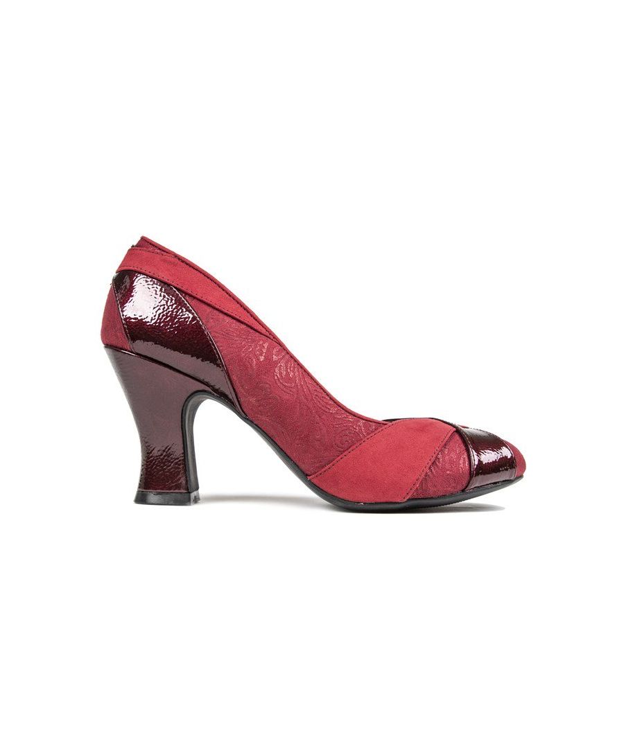 Stap in verwennerij met de Lulu damespumps van Ruby Shoo. Deze opvallende rode schoen heeft een delicaat bloemenpatroon en is afgewerkt met een eyecatcher. glanzende hak.
