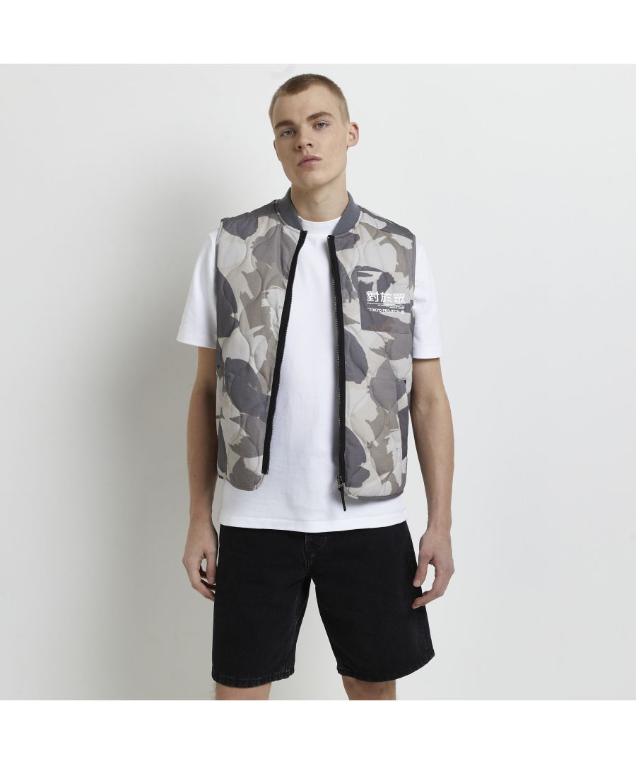> Brand: River Island> Department: Men> Colour: Stone> Type: Jacket> Style: Gilet> Size Type: Regular> Material Composition: 100% Cotton> Occasion: Casual> Pattern: Quilted> Closure: Zip> Outer Shell Material: Cotton> Sleeve Length: Sleeveless> Season: SS22