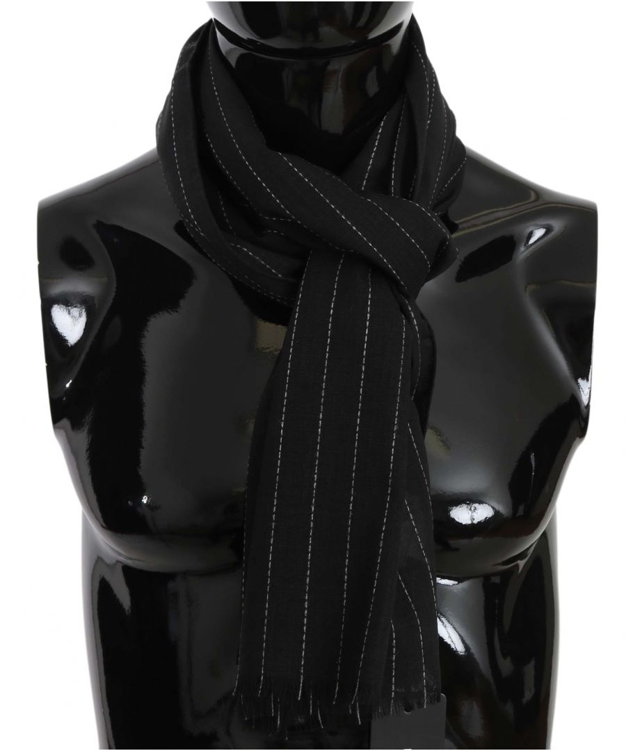 Dolce & ; Gabbana Gorgeous brand new with tags, 100% Authentic Dolce & ; Gabbana Mens scarf wrap. Matériel : 100% Silk Couleur : Black with White striped lined Fringes Logo details Made in Italy SIZE : 70cm x 180cm