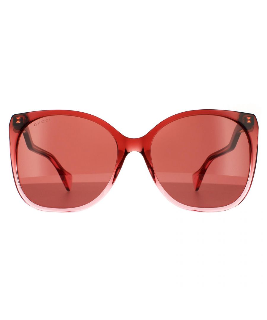 Gucci zonnebrillen GG1010S 004 Bourgondië Rood zijn een rechthoekige frame gemaakt van lichtgewicht acetaat. Ze zijn verfraaid met het in elkaar grijpende GG -logo op elke tempel voor merkauthenticiteit.