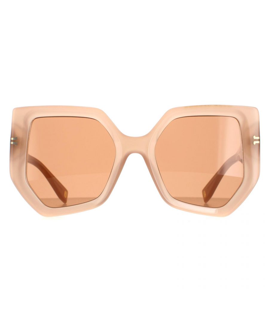 Marc Jacobs Square Womens Beige  Brown MJ 1046/S  Sunglasses are a glamorous hexagonal style crafted from lightweight acetate. The Marc Jacobs logo features on the top side of the left lens for authenticity.