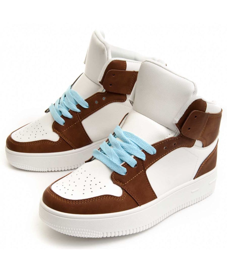 Sneaker bolt for women. Comfortable last. Doublely reinforced that guarantees greater durability. Lace -up closure. Padded ankle for comfort. Previous and posterior buttress. Non -slip rubber floor to avoid slippers. Comfortable template that cushions your footprint. Capsule collection in collaboration for the brand.