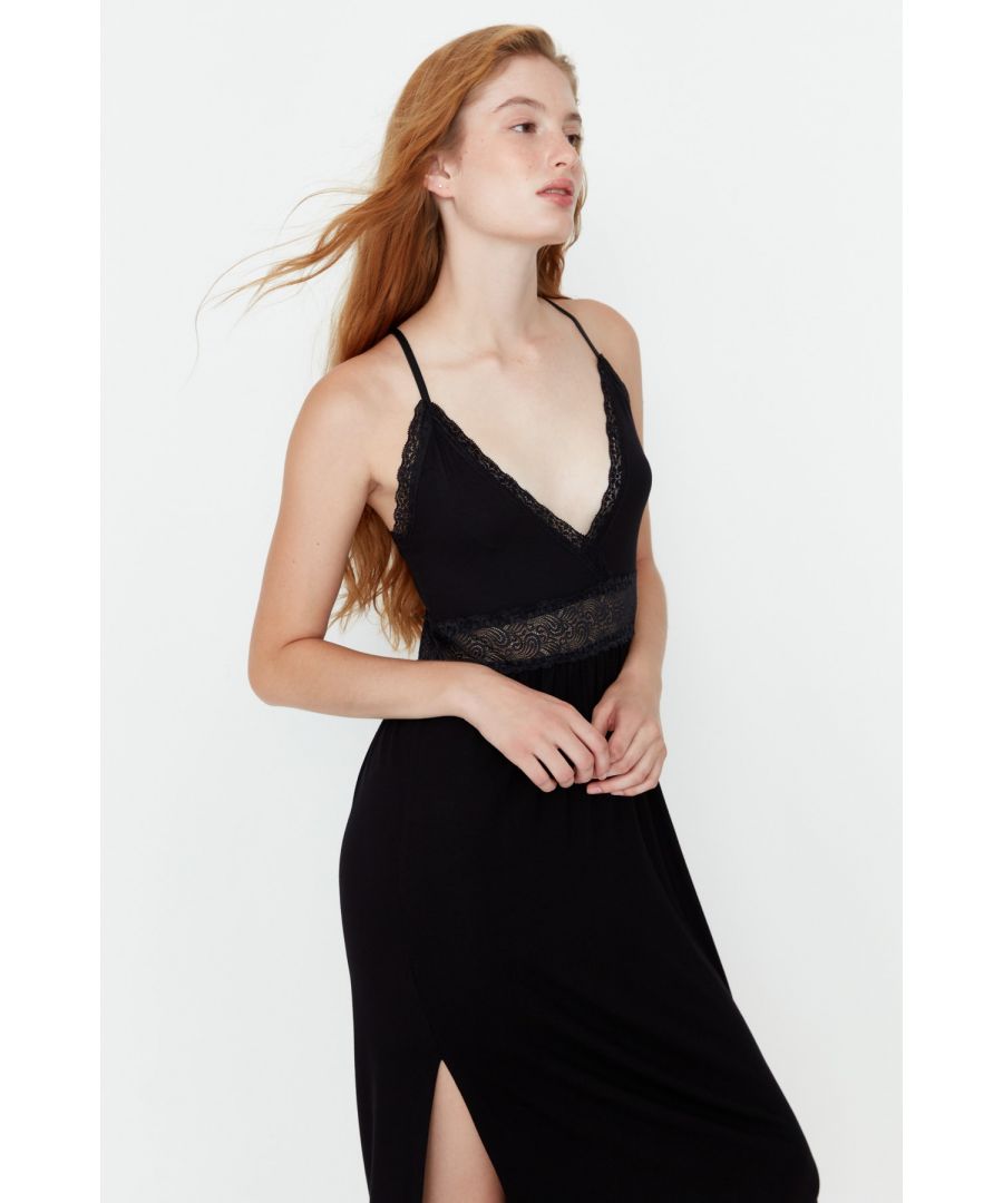4% Elastaan 96% Viscose Afmetingen van het model: Hoogte: 1,76 Buste: 81 Taille: 60 Heupen: 90 Het product op de paspop is maat S/36.