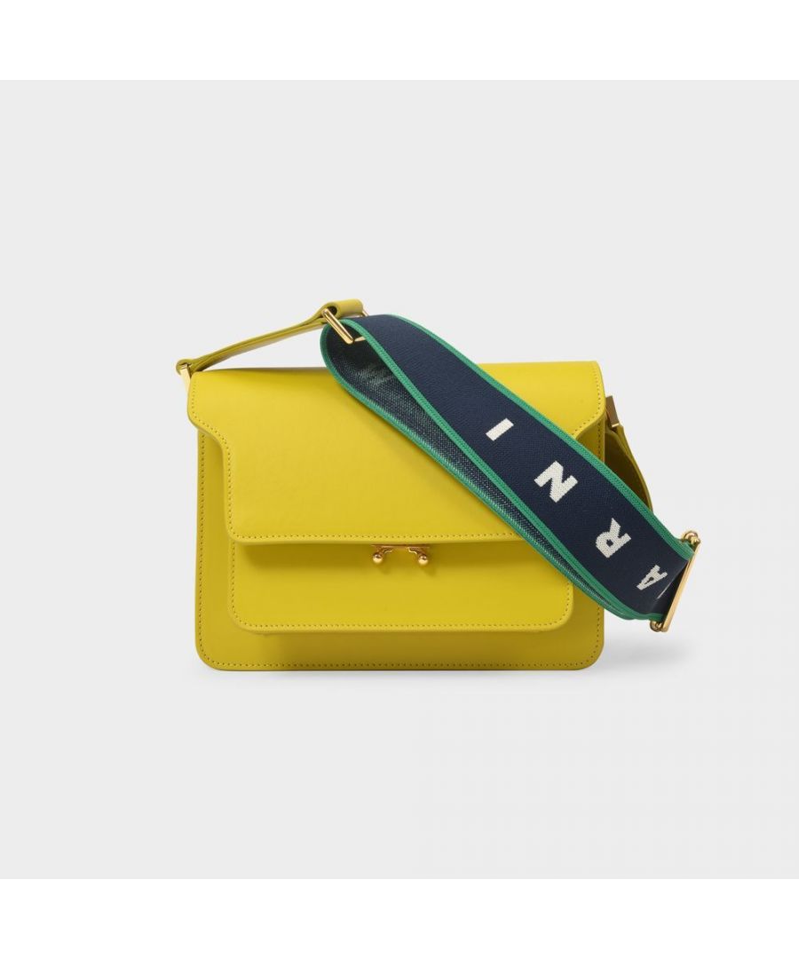 Marni gives the iconic Trunk a huge update with the Media, that features two zipped pouches and four inner compartments. It comes in elegant yellow leather and its sharp design will give any outfit a high-end feel. Most wanted! Shoulder strap : 58 to 115 cm. Worn two ways - One adjustable shoulder strap. Material : Smooth Calfskin. Lining : Cotton. Colour : Jaune - Z517Y Citron+Blublack+Garden Green+Silk White+(Macaroon) Closure : Ratchet Clasp. Interior : Numerous compartments.
