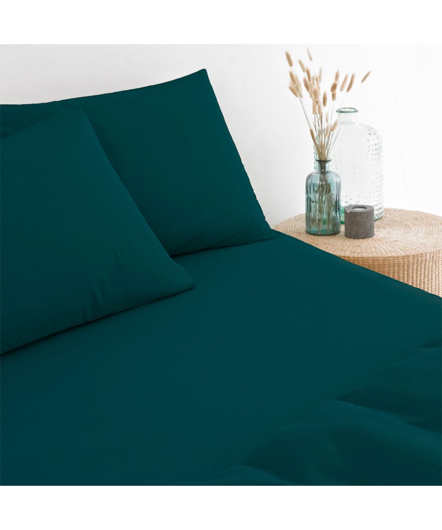 The Stonewash fitted sheet features a bold, plain coloured design. Made of 100% Cotton and a 250 Thread Count - this fitted sheet has a soft and chrisp feel with a matte finish. Complete with elasticated corners, this sheet is fully machine washable and suitable for iron. Measurements are as below for each size in this range;\nSingle: 90 x 190cm\nDouble: 135 x 190cm\nKing: 150 x 200cm\nSuper King: 180 x 200cm
