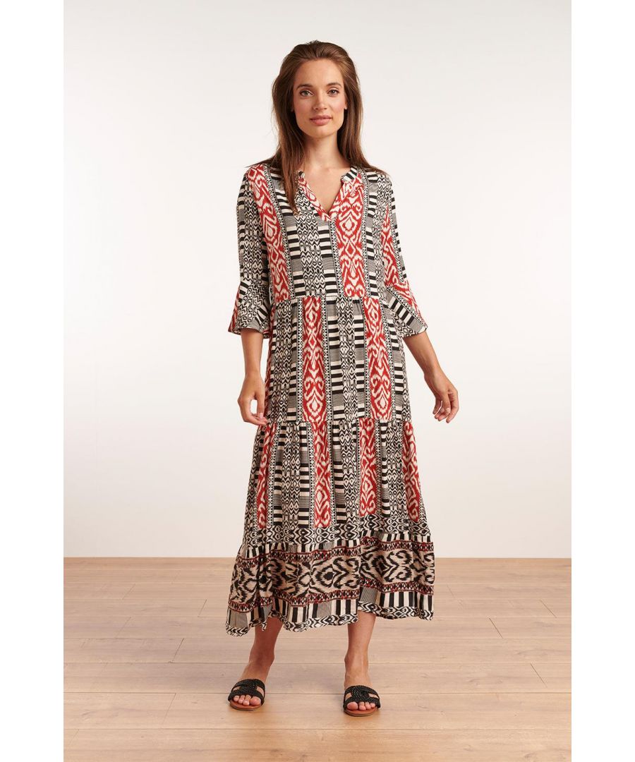 Dit item is gemaakt van EcoVero, een duurzame rayon viscose. Deze ruimvallende  A-lijn maxi stroken jurk is zeer comfortabel en luchtig. Met een V-hals en een driekwart flair mouw heerlijk zomers.\n\nPrint: stroken\nPasvorm: losvallend\nLengte: maxi\nModel: 1.79 lang en draagt S/36\n\nMade in P.R.C\n\n\nMateriaal: 100% rayon ecovero\n\n\nKleur: brown-black&white