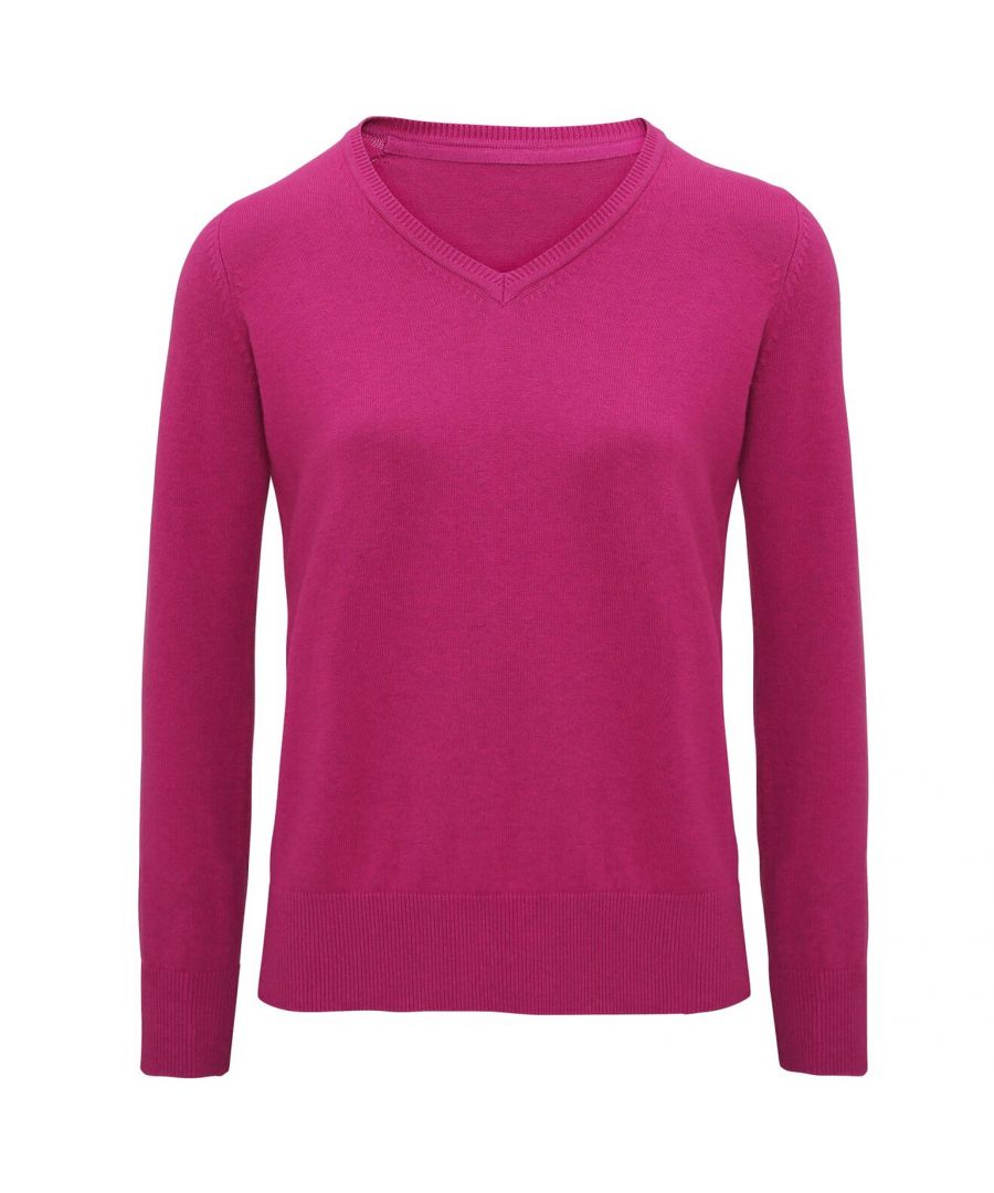 Dames v-hals stijl trui. Decoratieve stiksels. Geribbeld breisel op de halslijn, de manchetten en de zoom. Gewone zoom. Wasvoorschriften: Machinewasbaar op 40. Materiaal: 87% katoen, 11% nylon, 2% elastaan.