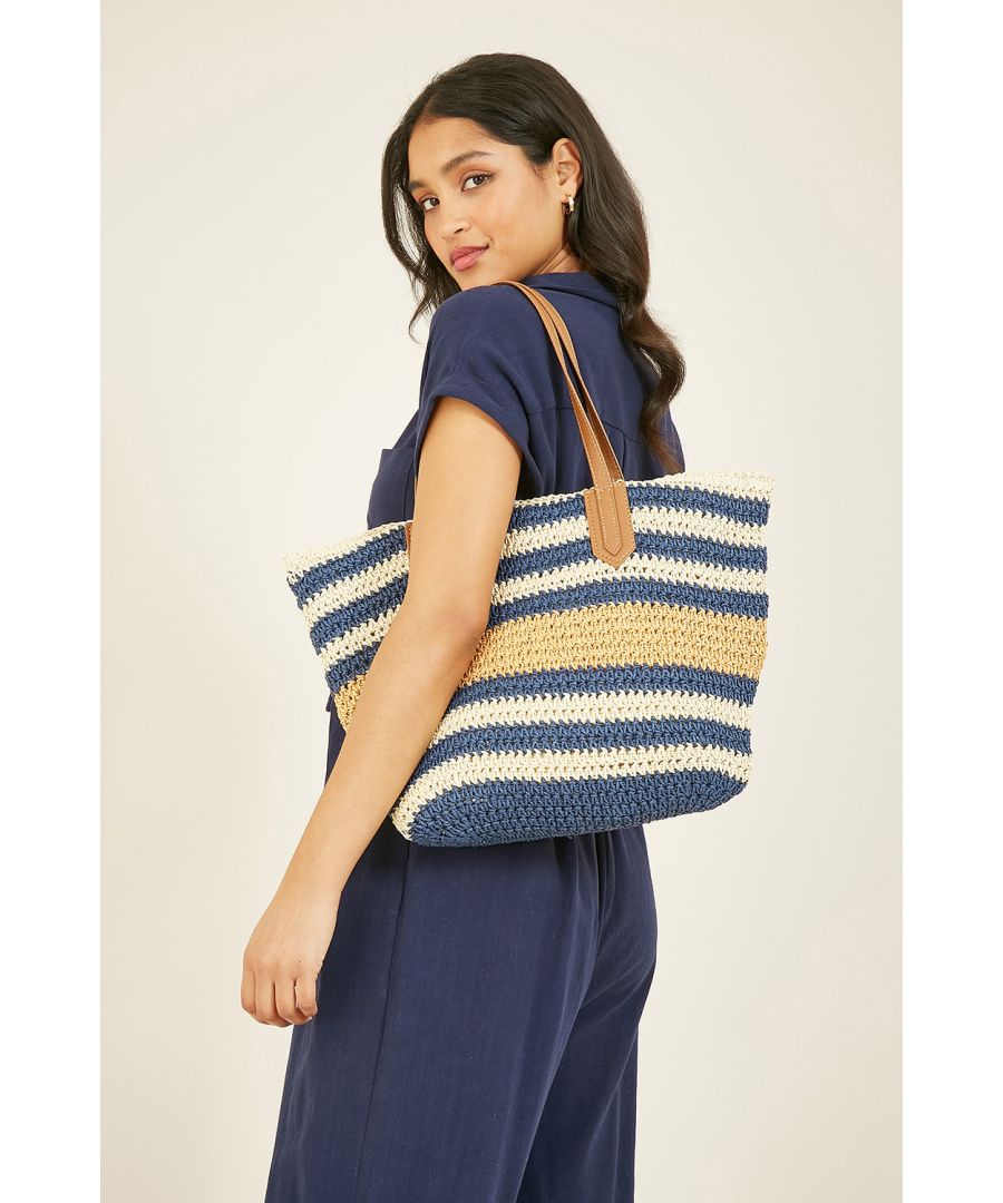 Featuring a stylish double print thanks to the snakeskin and natural fabric, this Yumi Snakeskin Rattan Bag is a perfect choice for summer. Designed with a spacious interior and a secure clasp, wear over your classic t-shirt and jeans combo.