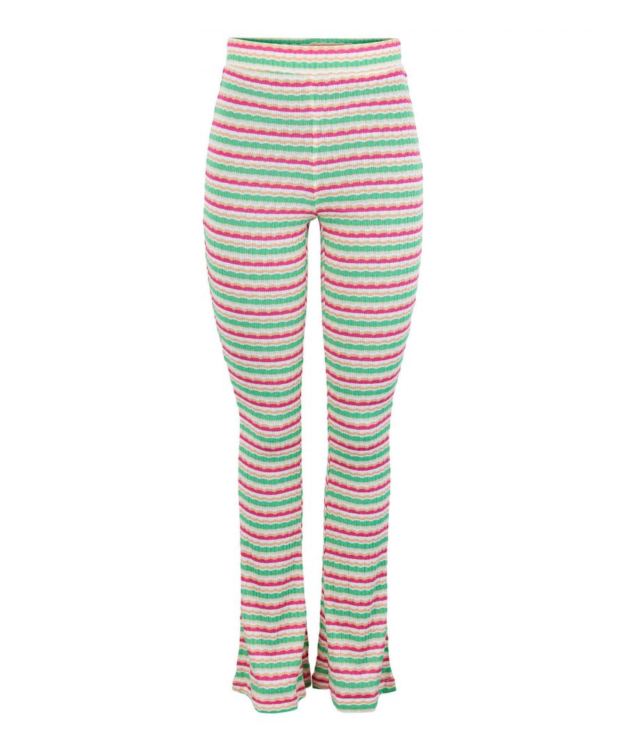 Deze flared fit broek voor dames van PIECES is gemaakt van een viscosemix en is gestreept. Dit model heeft een hoge taille en heeft een elastische tailleband.details van deze broek:stijlnaam: PCSADIE