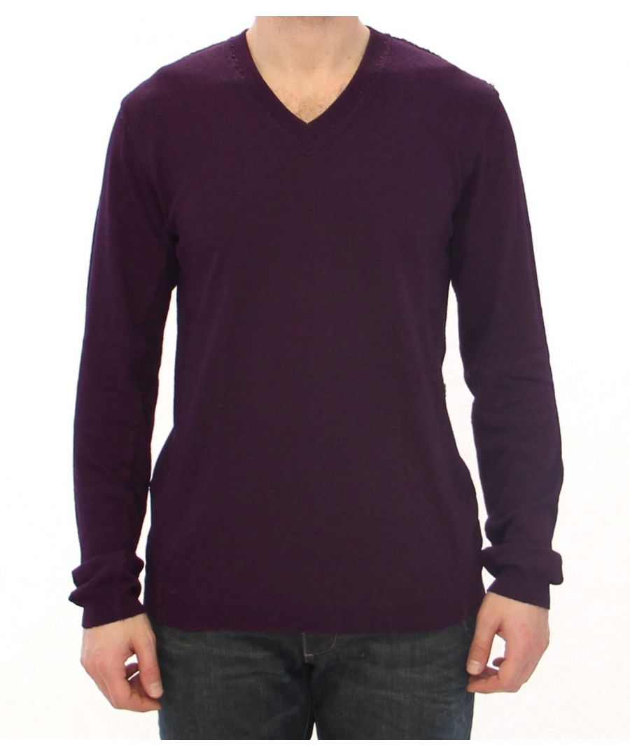 Pull Dolce & Gabbana 100% Authentique, neuf et étiqueté Pull Dolce & Gabbana. Cet article provient de la collection exclusive MainLine Blacklabel Dolce & Gabbana. Modèle : Rayon Pull col en V Couleur : Violet Grande tenue et confort Détails du logo Made in Italy