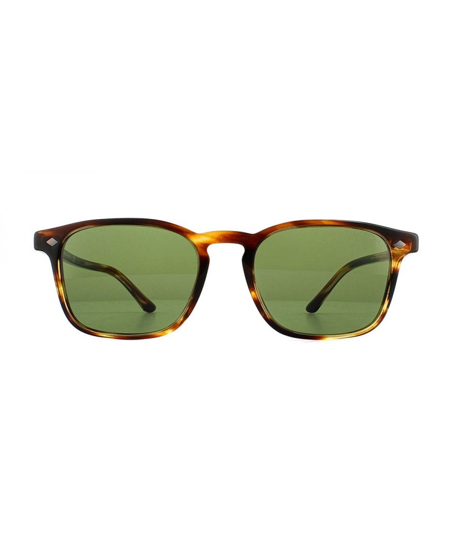 Giorgio Armani rechthoekheren Gestreepte bruine groene AR8103 AR8103 hebben een plastic frame met een rechthoekige vorm en een ontworpen voor mannen. Giorgio Armani is een luxemerk met veel vurige volgers en deze Armani -zonnebrillen zijn een waardevolle toevoeging aan de Armani Range