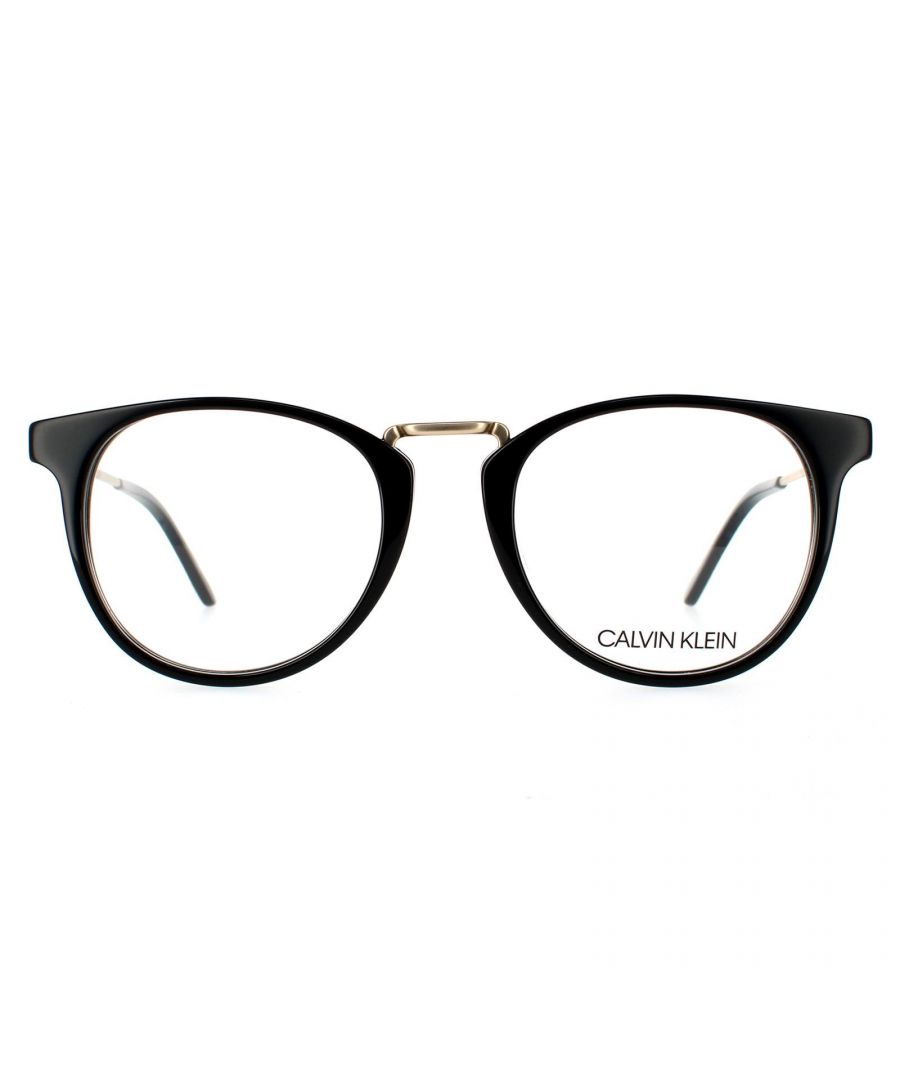 Calvin Klein bril CK18721 001 zwart zijn een moderne ronde stijl gemaakt van lichtgewicht acetaat. De Calvin Klein -brandingfuncties op de slanke metalen tempels voor merkauthenticiteit
