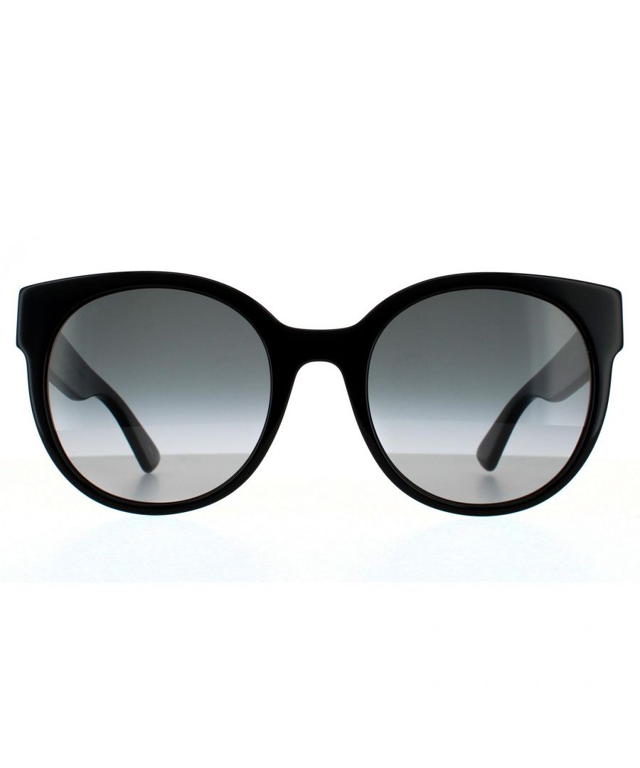 Gucci zonnebrillen GG0035SN 001 Zwart grijze gradiënt zijn een klassieke ovale stijl gemaakt van dik acetaat. Het frame is lichtgewicht en comfortabel met een onderscheidend patroon op de tempels en een metalen GG -logo voor onmiddellijke merkherkenning.