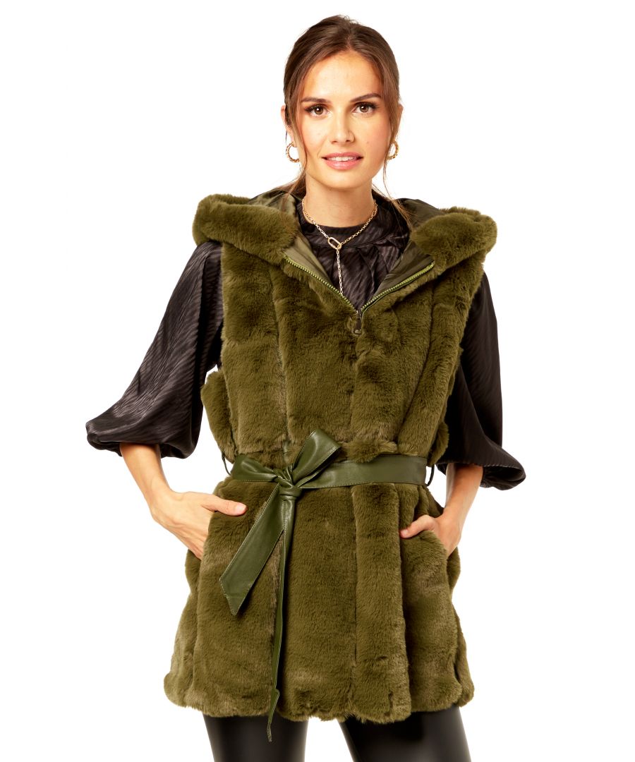 Deze bodywarmer met verticale bontrits houdt je warm en stijlvol dit seizoen, pop. Wat is er niet zo dol op luxe imitatiebontmateriaal met een flatterende pasvorm? Voor een glamoureuze look draag je het over een bodysuit, een broek van imitatieleer en stilettoschoenen.