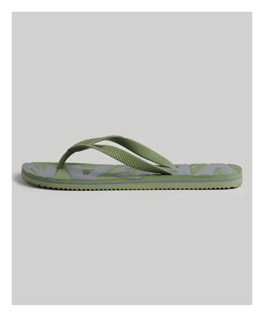 Of je nu dol bent op winkelen aan de kust of graag een praatje maakt bij het zwembad, een comfortabel paar vertrouwde teenslippers mag niet in je zomergarderobe ontbreken. Dit klassieke model heeft een retrolook, maar dan met een duurzame twist. Ze werden immers prachtig vervaardigd met een veganistisch perspectief, zodat elke voetafdruk die je in het zand maakt voor een betere planeet zorgt.Rubberen voetbandReliëflogoVegan-logodetail op het voetbedS - UK 6-7, EU 40-41, US 7-8M - UK 8-9, EU 42-43, US 9-10L - UK 10-11, EU 44-45, US 11-12XL - UK 12-13, EU 46-47, US 13-14Onze sneakers zijn geregistreerd bij The Vegan Society en bevatten geen dierlijke producten.