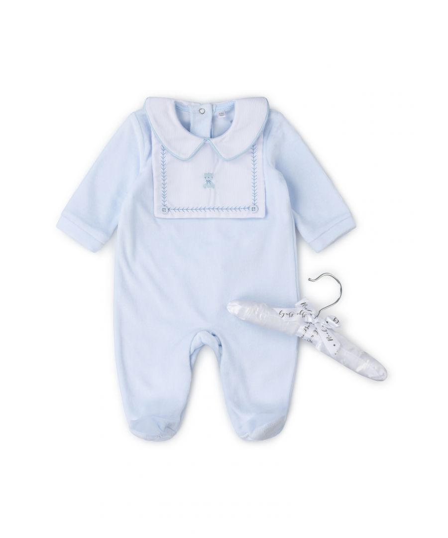 This adorable Rockabye Baby Boutique white, velour sleepsuit features a cute bear-themed detail. The sleepsuit is footed, with popper fastenings, with an adorable printed collar detail. The set is cotton, keeping your little one comfortable. This set comes with a satin hanger, making a lovely baby shower gift for the little one in your life!