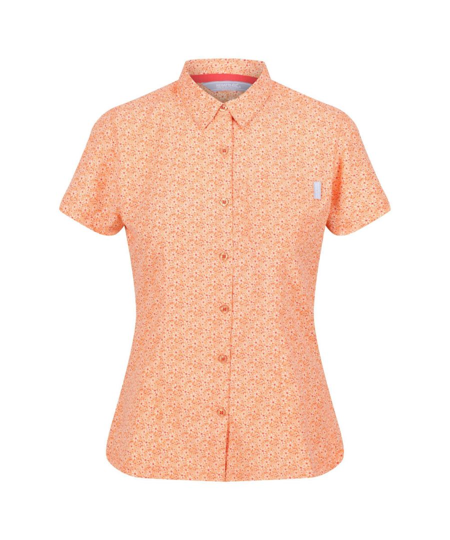 85% Polyester, 15% Viscose. Ontwerp: Madeliefje. Sluiting: Knoopsluiting. Halslijn: Collared. Mouwtype: Korte mouwen. Gemerkt tabblad, afscheurbaar etiket. Stoftechnologie: Slijtvast, Vochtafvoerend, Sneldrogend.