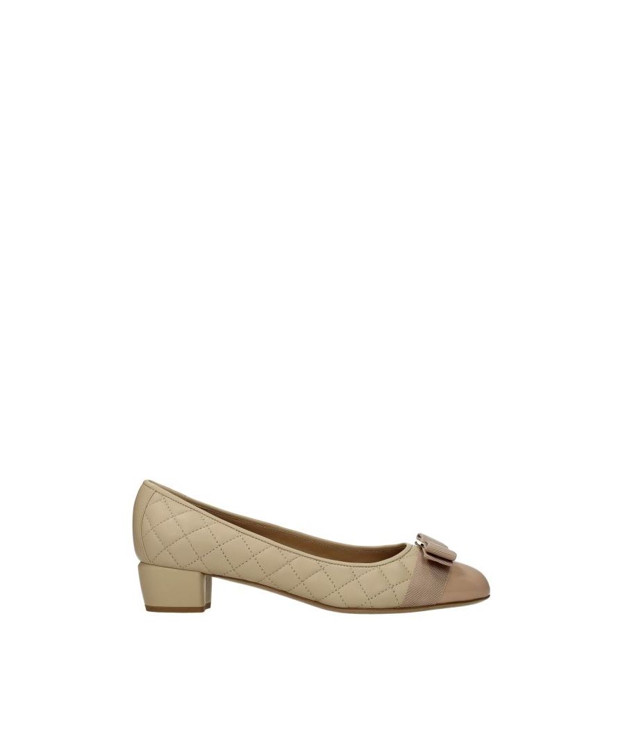 The product with code VARAQ0672116 model vara q in beige/cookie leather is a women's pumps designed by Salvatore Ferragamo. It has features like front detail, front logo. The product is made by the following materials: leather, patent leatherHell height type: low and flatHeel Height: 3Bottomed Shoes is rubber, leatherRound toeThe product was made in Italy