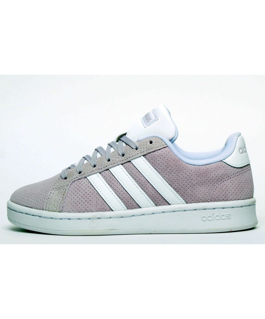 Deze Adidas Grand Court voor dames voor meisjes is een klassieke lage sneaker gemaakt van een luxe suède leren bovenwerk met het iconische ontwerp met 3 strepen van het merk dat de zijkanten siert, wat een ongerepte designerlook oplevert die iederee