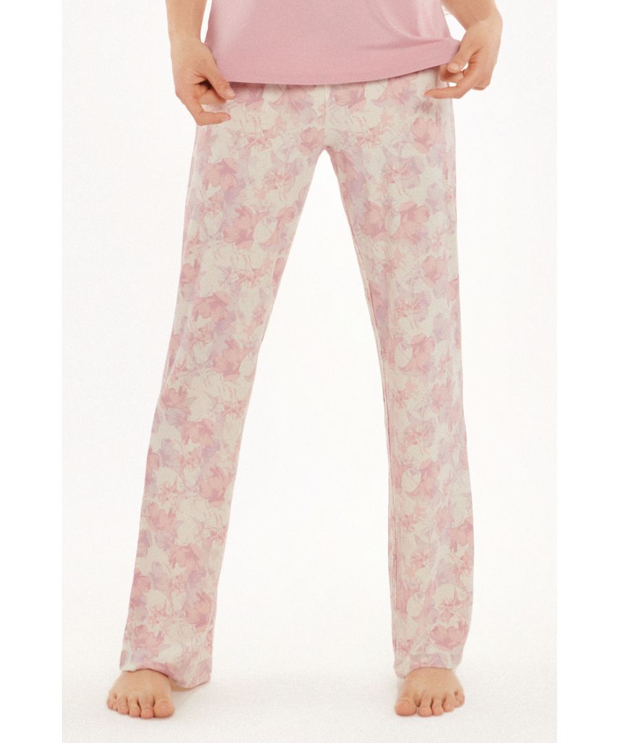 These long pyjama bottoms are part of the Mix 'N' Match Lisca 'Isabelle' range. The bottoms are designed in a soft modal fabric and feature an elasticated waistband. These bottoms are perfect for combining with pyjama trousers from the 'Isabelle' range.  