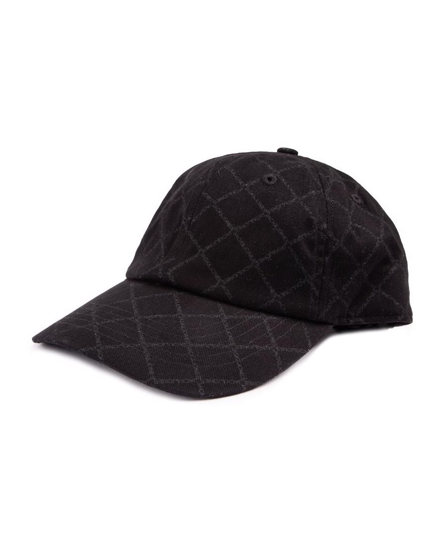 Fris je look op en blijf comfortabel en cool met de Jack & Jones-cap in baseballstijl. Deze stijlvolle hoed heeft een all-over merkdessin. een gebogen klep en verstelbare sluiting aan de achterkant voor een perfecte pasvorm. een luchtige sfeer toevoegen aan je sportieve streetwear-outfits.