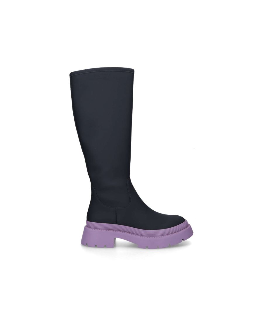 This Splash Knee boot reaches the knee in black. The purple rubber sole is in a classic lug style. Sole height: 40mm. Concealed inner side zip.