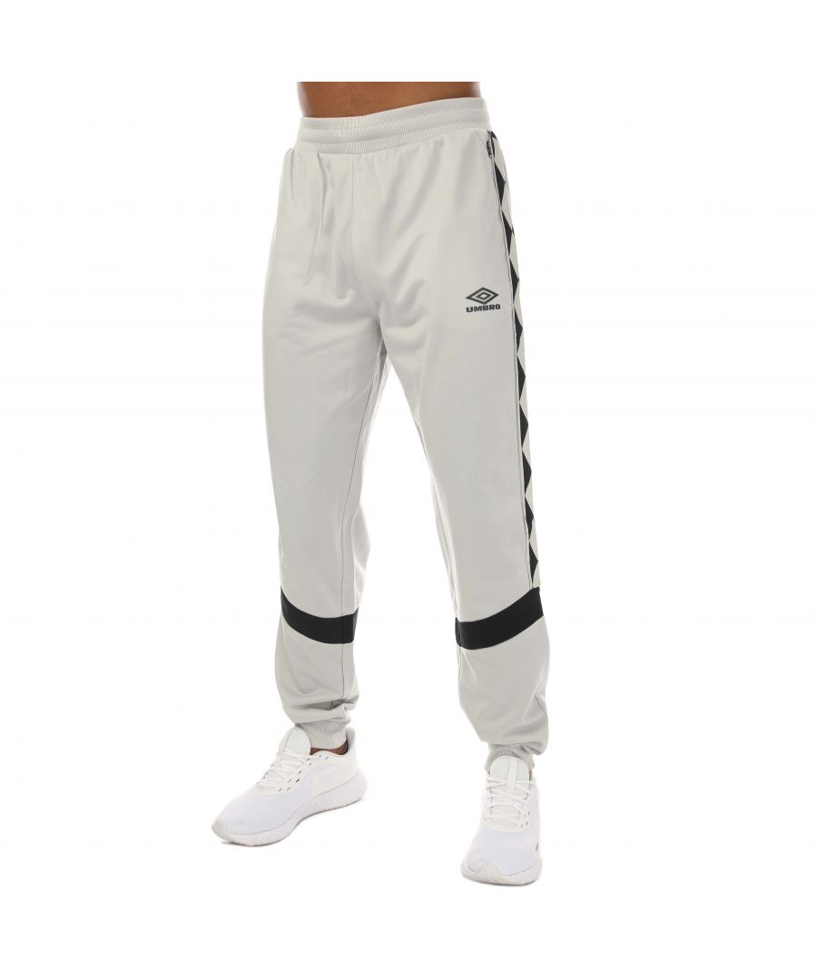 Mens Umbro Taped Tricot Track Pants in grey.- Elasticated waist with inner drawcord. - Two zipped pockets.- Back pocket.- Contrast insert.- Cuffed ankle.- Skinny fit.- Body: 100% Polyester. Rib: 95 Polyester  5% Elastane.- Ref: UMJM0645NRVGRY