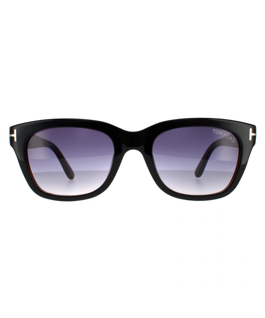 Tom Ford zonnebril 0237 Snowdon 05B Black & amp; Brown Smoke Gray Gradient zijn een uitstekende vintage look paar zonnebrillen, en je kunt hier geen betere goedkeuring van krijgen dan van James Bond zelf. Daniel Craig droeg deze als 007 in Spectre en we hoeven echt niet veel meer te zeggen! Ze hebben een retro -gevoel met het relatief zware vierkante Wayfarer -stijlframe met Tom Ford Signature & quot; t & quot; op het logo van de tempel en Tom Ford op de linkerlens.
