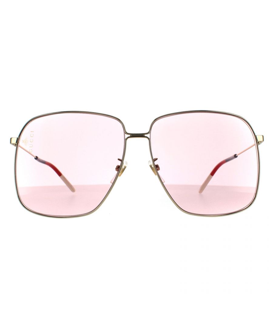 Gucci zonnebrillen GG0394S 004 Gold Pink zijn een lichtgewicht oversized metalen frame met vierkante lenzen die een moderne stijl geven. Verstelbare neuskussentjes zorgen voor een gepersonaliseerde pasvorm, terwijl het GUCCI -logo langs de tempels verschijnt voor merkauthenticiteit.