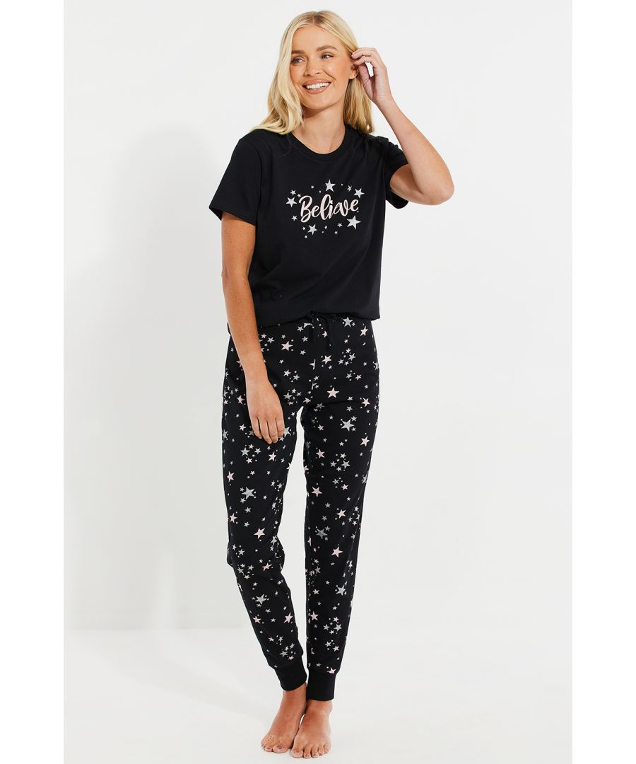 This cosy pyjama set from Threadbare features a short sleeve top and long cuffed bottoms. The top has a front print, and the tapered bottoms features an all-over print and elasticated waistband with contrasting drawcord. Made from soft cotton for a comfortable feel ideal for lounging at home or bedtime.