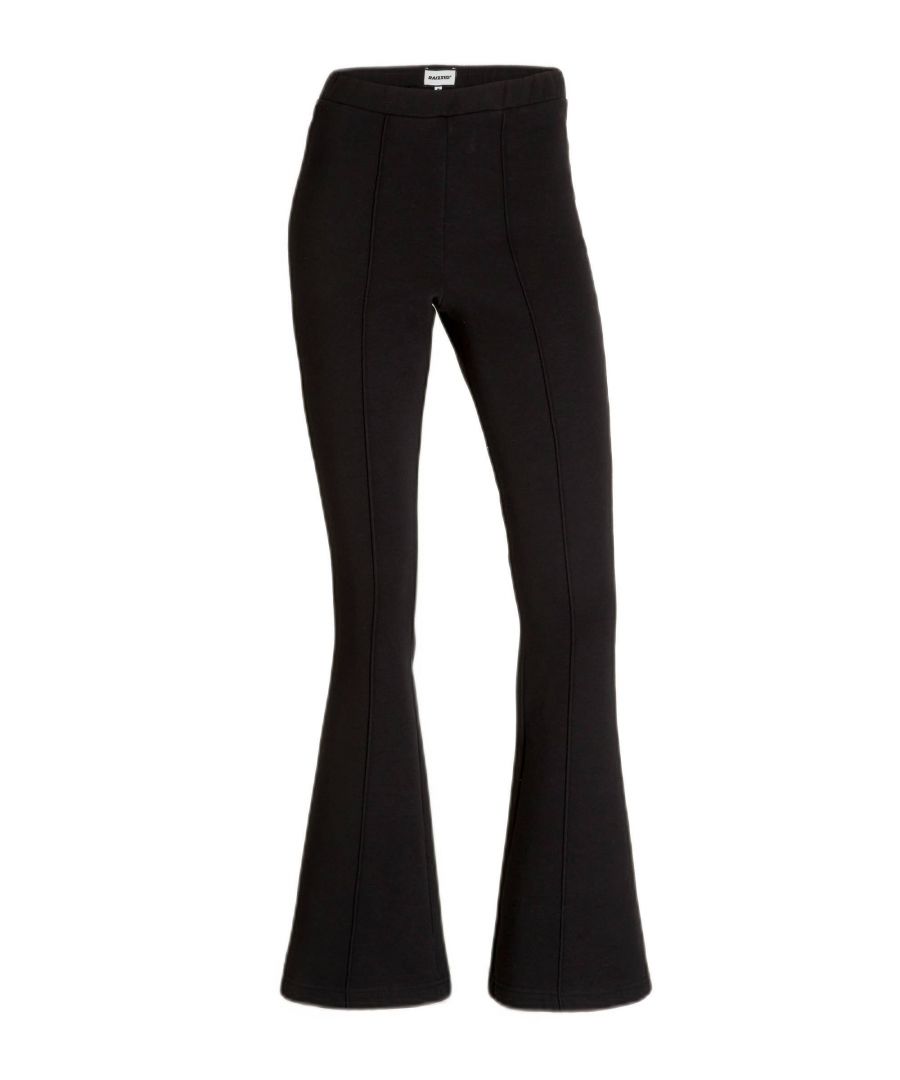 Deze flared fit broek voor dames van Raizzed is gemaakt van een katoenmix. Het model heeft een hoge taille en heeft een elastische tailleband.details van deze broek:•  stijlnaam: JOY