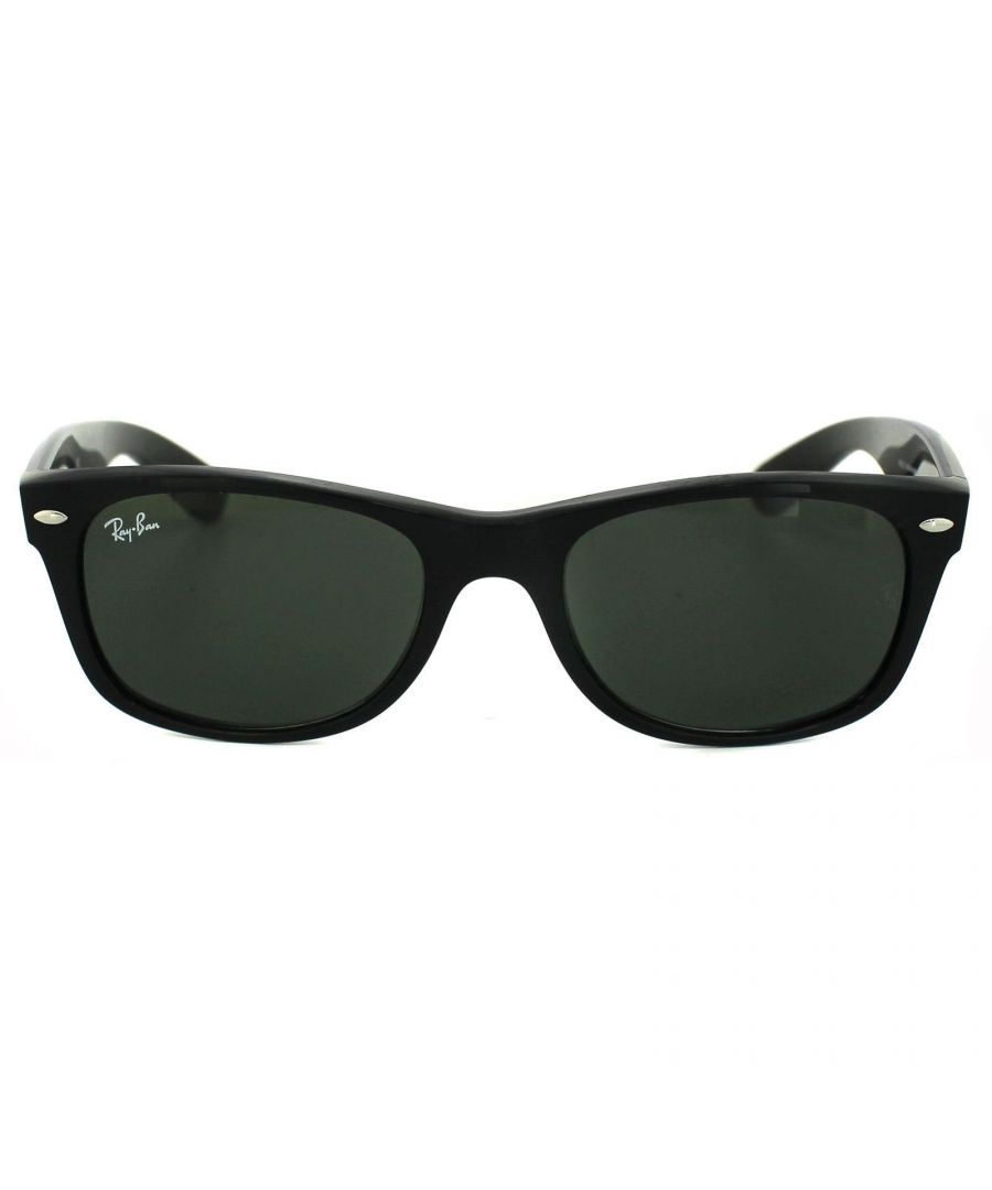 Ray-Ban Sunglasses New Wayfarer 2132 901L Black Green G-15 55mm are an updated and slightly smaller interpretation of the Original Wayfarer. They feature a softer eye shape and sculpted temples that display the iconic Ray-Ban logo. The New Wayfarer 2132 are a versatile and playful choice that are available in countless colourways and the lightweight acetate frame is comfortable and easy to wear. The softer style of the 2132 suit more face shapes and is perfect for somebody that loves the Original Wayfarer design but is looking for a less dramatic look.